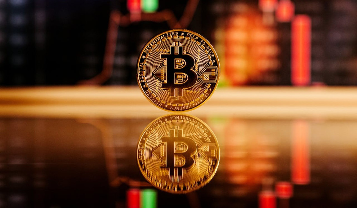 «Πράσινα» τα crypto, αλλά το ρίσκο παραμένει – Το Bitcoin «φλερτάρει» με τα $112.000