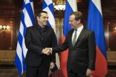 Με φουλάρι πήγε ο Τσίπρας στον Μεντβέντεφ!