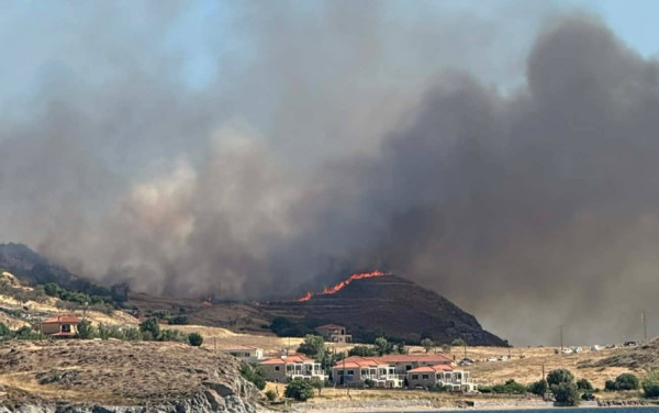 Μεγάλη κινητοποίηση για φωτιά στη Λήμνο: Ήχησε το 112 - Εκκένωση μέσω θαλάσσης