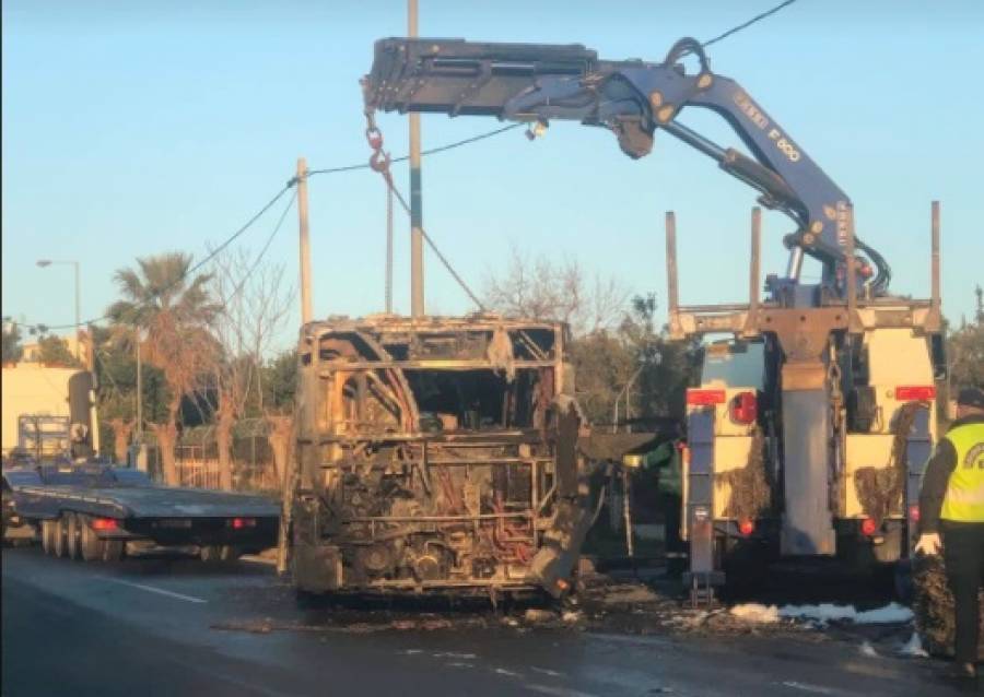Παλλήνη: Φωτιά σε λεωφορείο γεμάτο επιβάτες- Δεν υπήρξαν τραυματισμοί