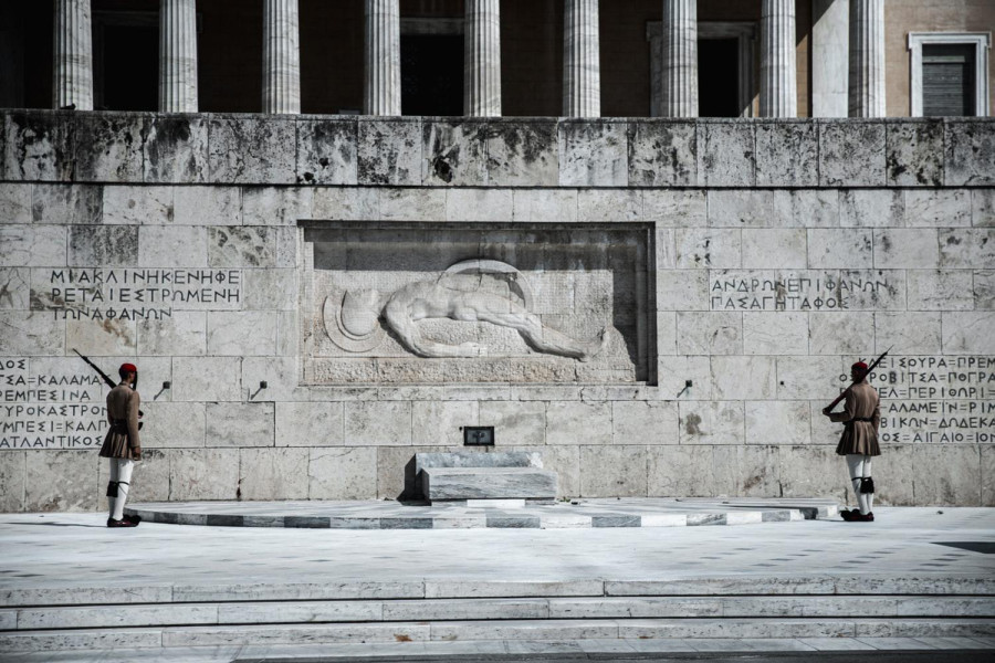 Σκληρή κόντρα κυβέρνησης - ΠΑΣΟΚ για τον Άγνωστο Στρατιώτη: Αλληκατηγορίες για «πλήρη σύγχυση» και «χάσιμο μπάλας»