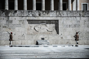 Σκληρή κόντρα κυβέρνησης - ΠΑΣΟΚ για τον Άγνωστο Στρατιώτη: Αλληκατηγορίες για «πλήρη σύγχυση» και «χάσιμο μπάλας»