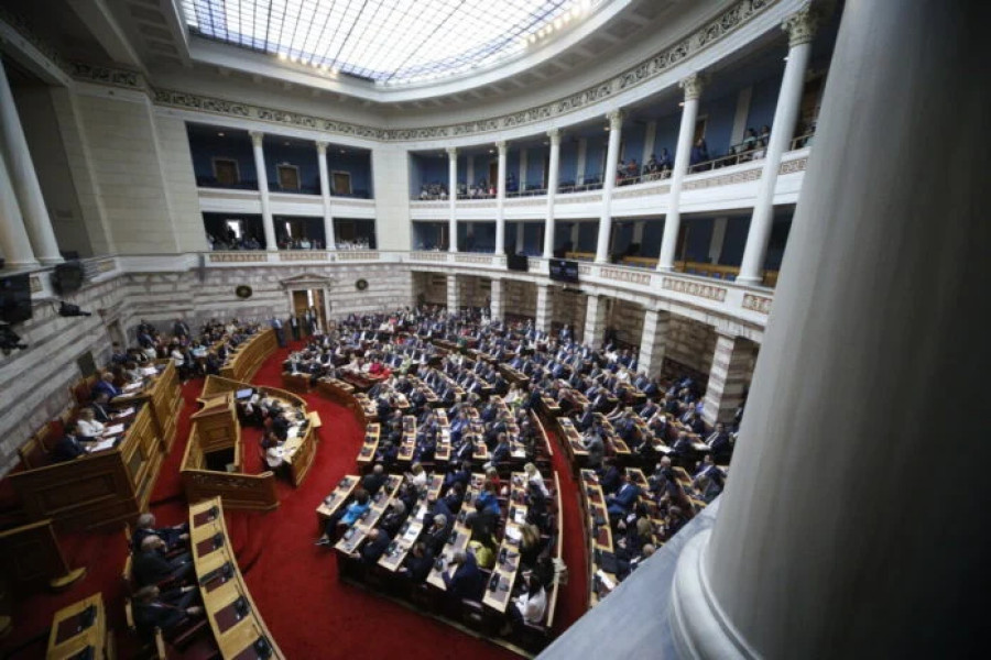 Πέντε κόμματα στη Βουλή με απλή αναλογική, οκτώ με ενισχυμένη