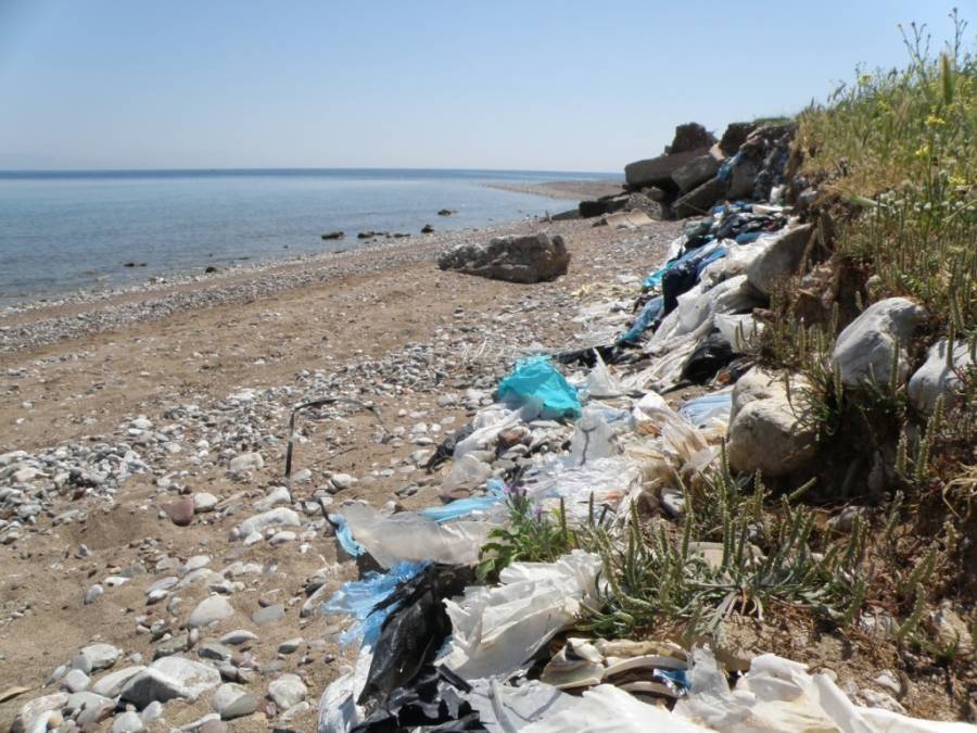 Αποτσίγαρα και πλαστικά οι κορυφαίοι ρύποι στις ελληνικές ακτές