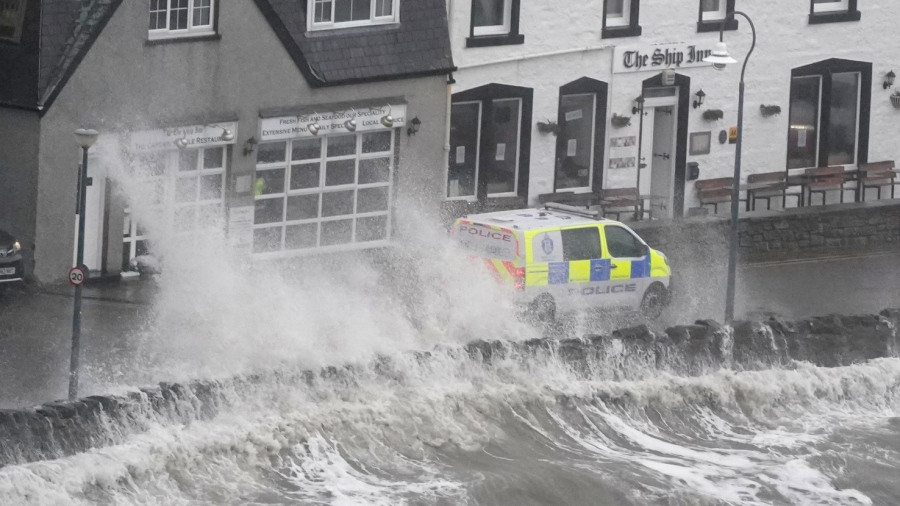 Πέντε νεκροί στην Βρετανία από την καταιγίδα Μπαμπέτ
