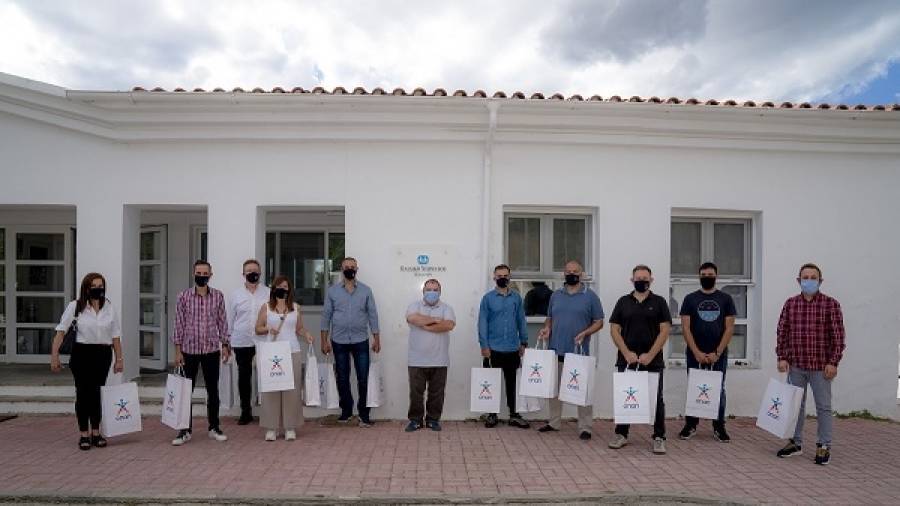 Ο ΟΠΑΠ προσφέρει παπούτσια και χαμόγελα σε παιδιά