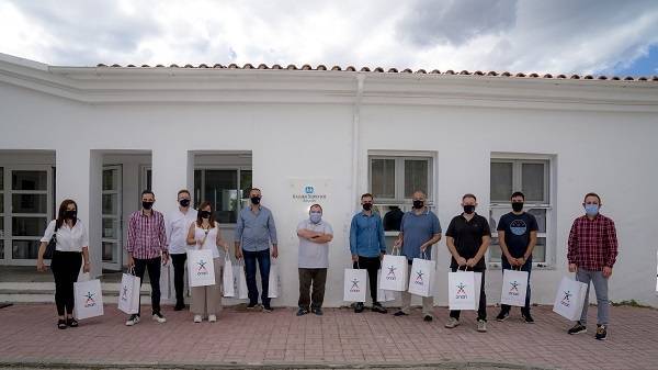 Ο ΟΠΑΠ προσφέρει παπούτσια και χαμόγελα σε παιδιά