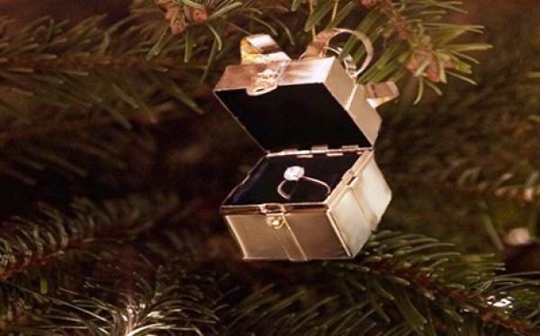Βρέθηκε διαμαντένιο δαχτυλίδι κρεμασμένο στο... χριστουγεννιάτικο δέντρο!