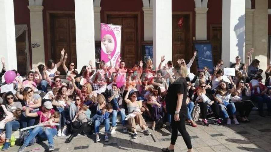 Πάτρα: 62 γυναίκες θήλασαν δημόσια στην Πλατεία Γεωργίου