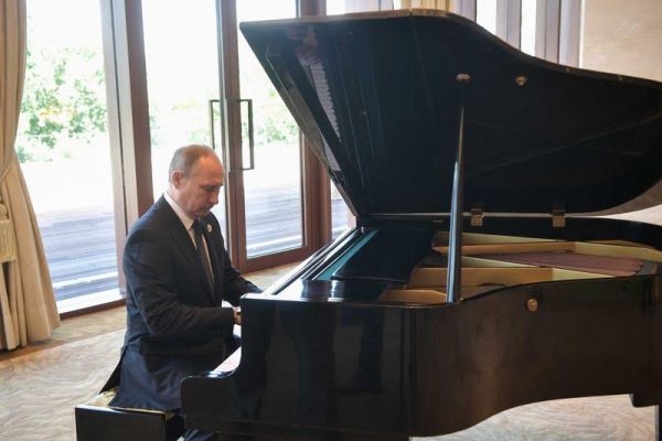 Πούτιν: Μίνι ρεσιτάλ πιάνου στο Πεκίνο