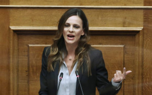 Αχτσιόγλου: Διόγκωση ιδιωτικού χρέους, ασφυξία για νοικοκυριά και μικρομεσαίες επιχειρήσεις