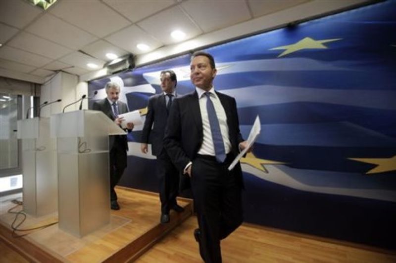 Κυβέρνηση: "Δεν θα μειώσουμε τον ΕΦΚ για να θερμαίνονται... πισίνες και λαθρέμποροι- Αρκούν ηλεκτρικό ρεύμα και επίδομα θέρμανσης"