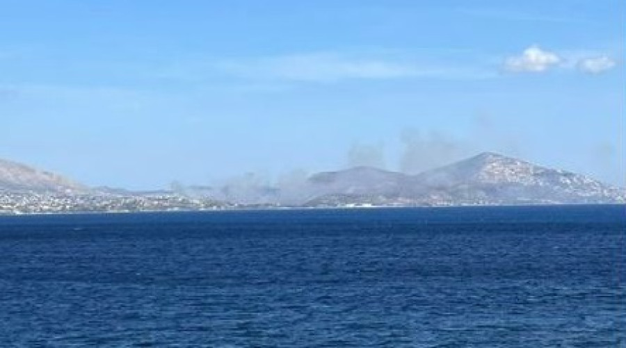Πυρκαγιά στα Καλύβια Θορικού- Πνέουν ισχυροί άνεμοι