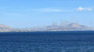 Πυρκαγιά στα Καλύβια Θορικού- Πνέουν ισχυροί άνεμοι