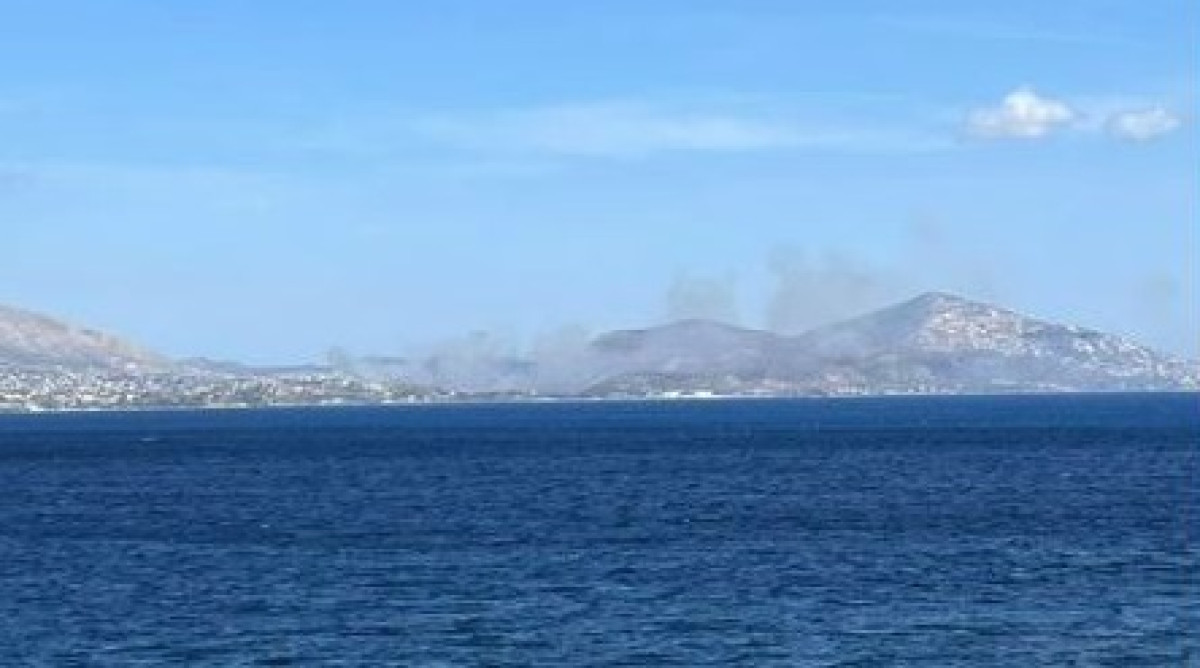 Πυρκαγιά στα Καλύβια Θορικού- Πνέουν ισχυροί άνεμοι