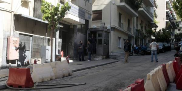 Συγκέντρωση κατοίκων έξω από το Α.Τ. Εξαρχείων