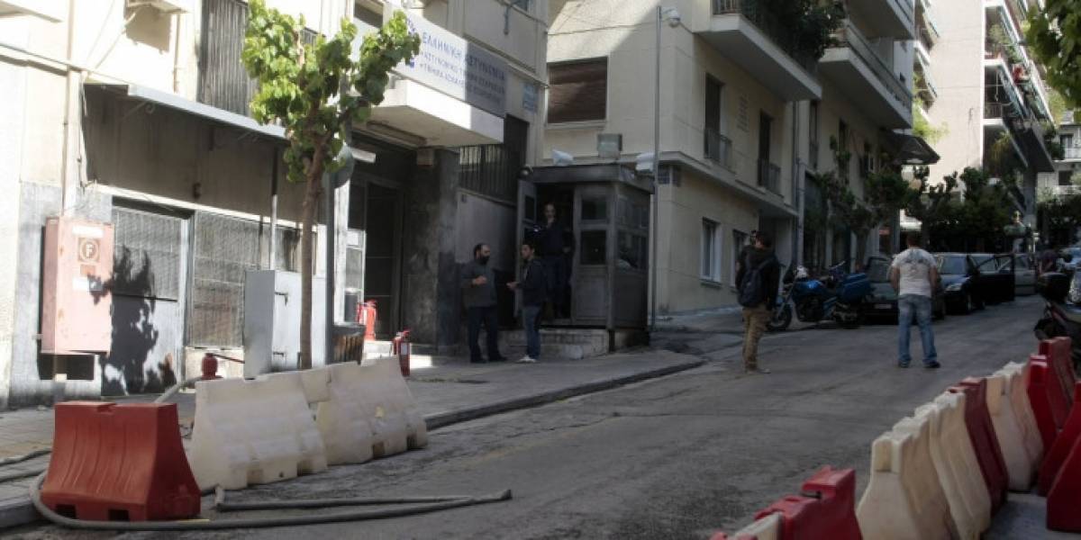 Συγκέντρωση κατοίκων έξω από το Α.Τ. Εξαρχείων
