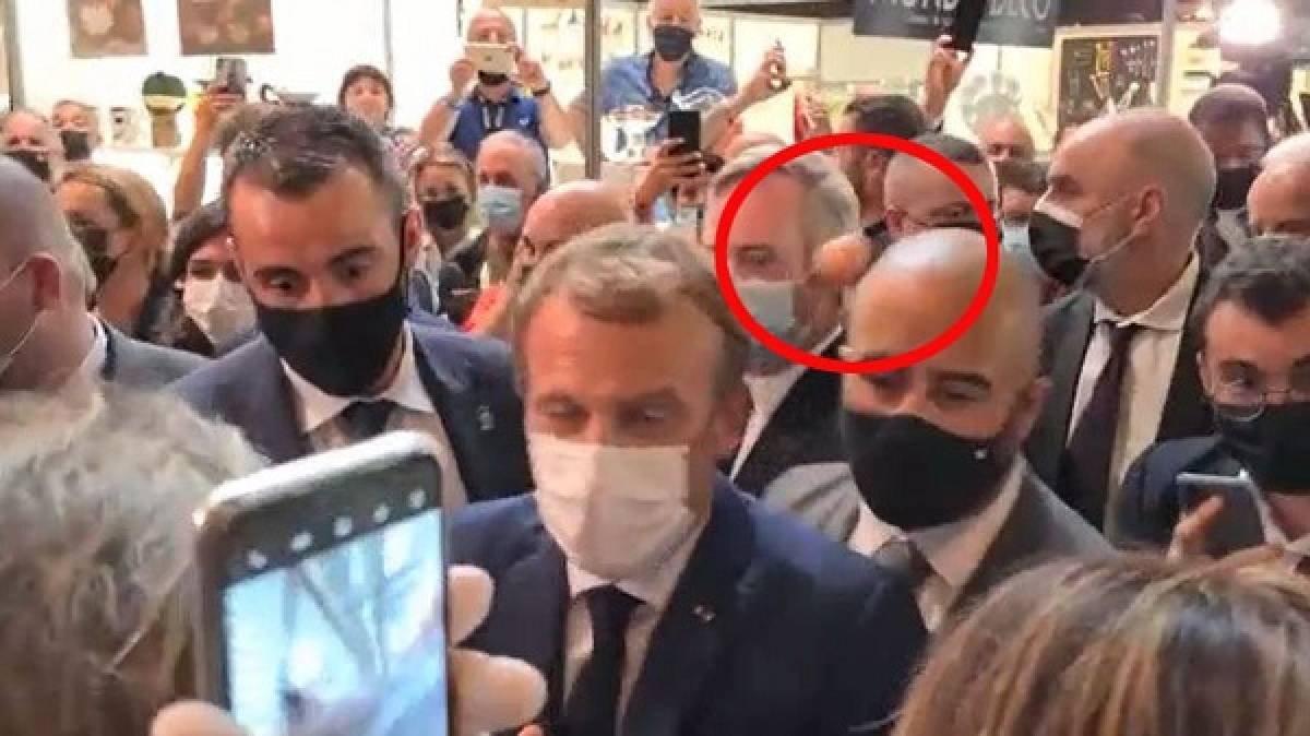Διαδηλωτής έριξε βραστό αυγό στον Μακρόν (video)
