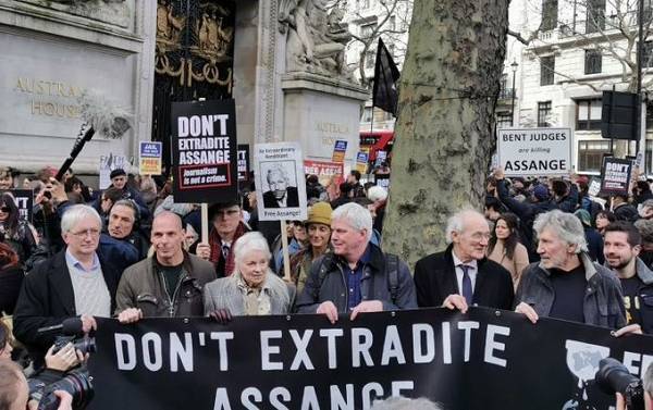 Διαδήλωση στο Λονδίνο κατά της έκδοσης του Ασάνζ-Παρών ο Βαρουφάκης