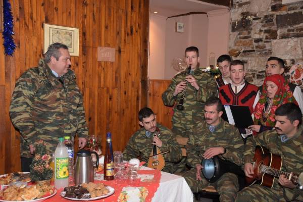 Ο Καμμένος ξανά με στολή και απειλή παραίτησης