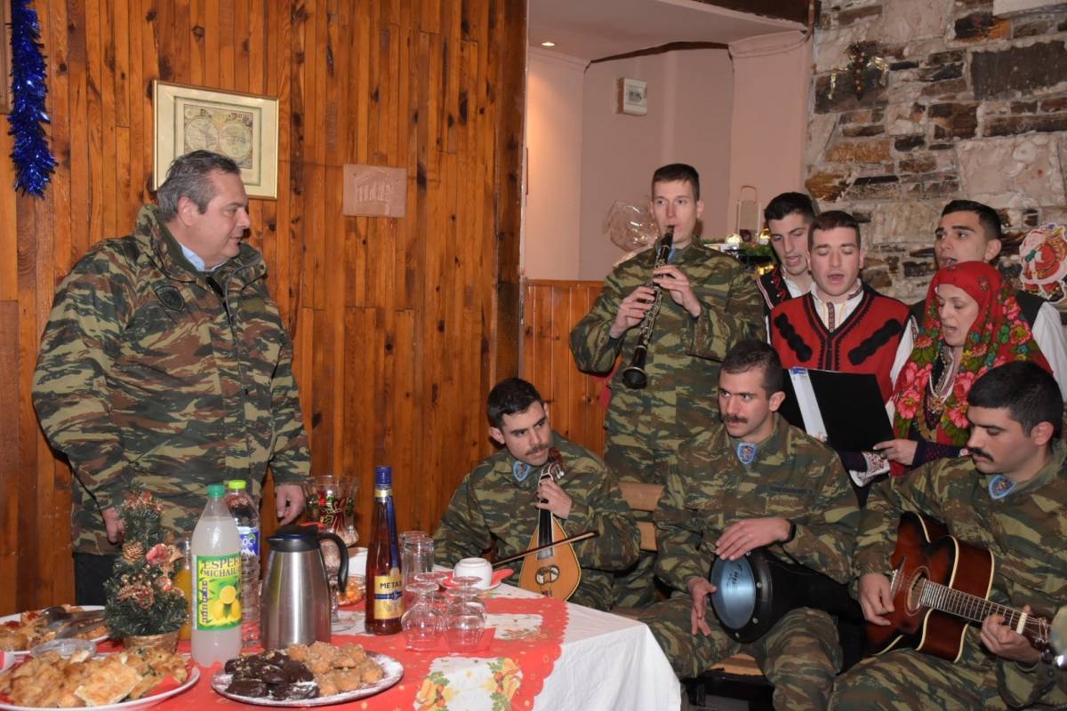 Ο Καμμένος ξανά με στολή και απειλή παραίτησης