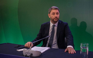 Ανδρουλάκης: Να αρθεί η απαγόρευση ενημέρωσης όσων παρακολουθούνται