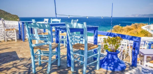 Το καλοκαίρι του 2025 έκανε ρεκόρ, αλλά η εστίαση είχε... ζημιές! Στους μεγάλους χαμένους η Σαντορίνη