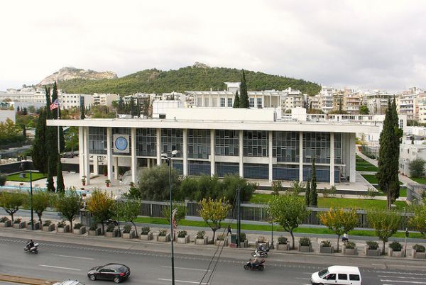 Άτιμη κρίση! «Χτύπησε» και την αμερικανική πρεσβεία