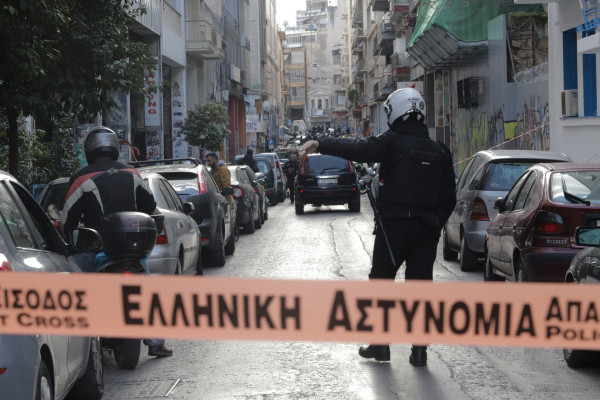 Συμπλοκή μεταξύ ενός 50χρονου με αστυνομικούς στην Καλλιθέα - Δύο τραυματίες