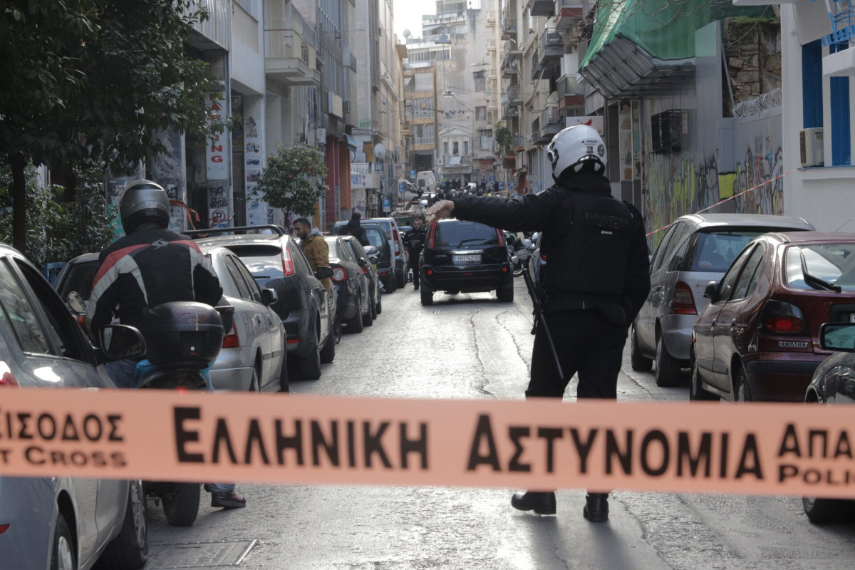 Συμπλοκή μεταξύ ενός 50χρονου με αστυνομικούς στην Καλλιθέα - Δύο τραυματίες