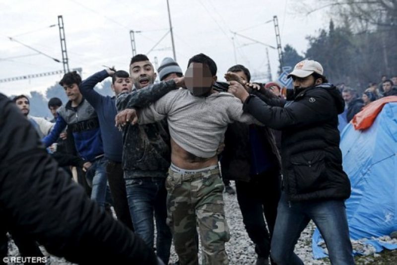 Ειδομένη: Λιντζάρισαν πρόσφυγα που κατηγορείται για βιασμό 7χρονης (photos)