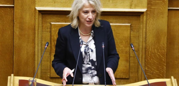 Η Δούρου δεν προφέρει καν το όνομα του Τσίπρα