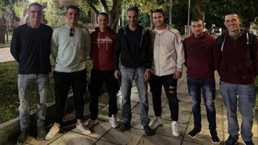 Ο Μητσοτάκης... εξοδούχος με τη «σειρά» του γιου του