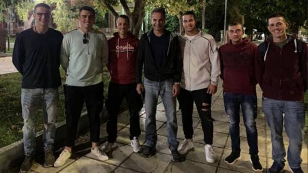 Ο Μητσοτάκης... εξοδούχος με τη «σειρά» του γιου του