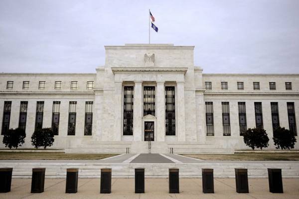 «Καμπανάκι» της Fed για μαζικές απώλειες στις αγορές