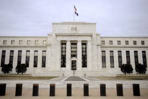 «Καμπανάκι» της Fed για μαζικές απώλειες στις αγορές