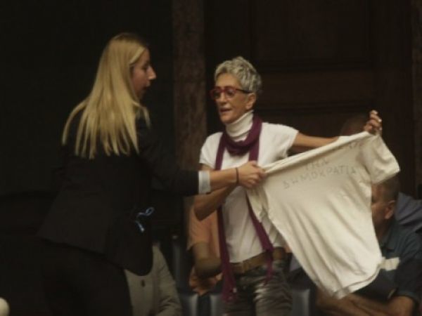 «Εφιάλτης» των πολιτικών η γυναίκα που πέταξε την κότα!
