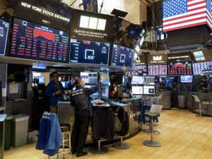 Επιστροφή στο «κόκκινο» για τη Wall Street