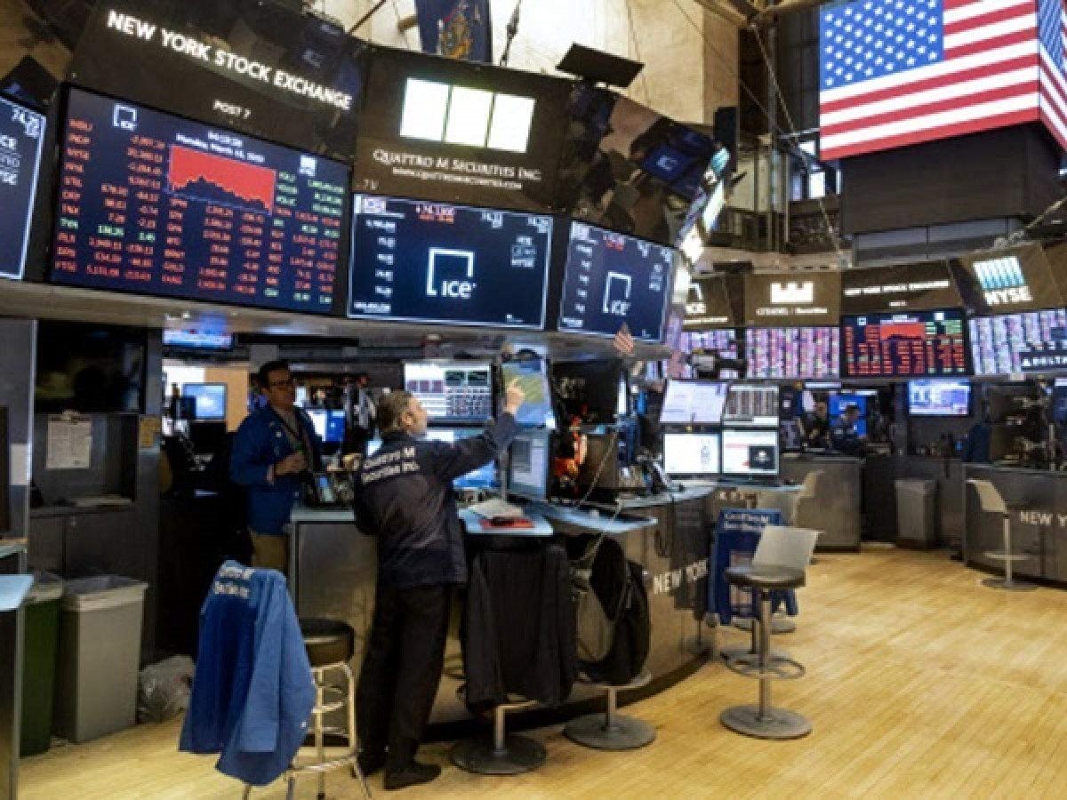 Επιστροφή στο «κόκκινο» για τη Wall Street