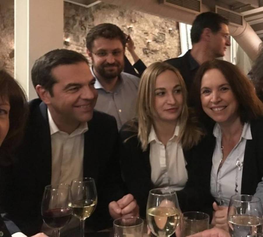Ο Τσίπρας και οι βουλευτές του συνεχίζουν την dolce vita, αυτήν την φορά για ποτά στου Ψυρρή