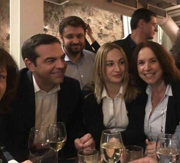 Ο Τσίπρας και οι βουλευτές του συνεχίζουν την dolce vita, αυτήν την φορά για ποτά στου Ψυρρή