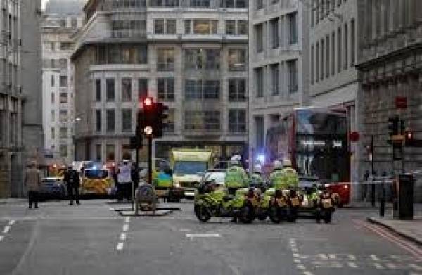 Συναγερμός στο Λονδίνο: Τρεις νεκροί από επιθέσεις με μαχαίρι