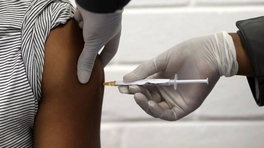 Der Spiegel: «Ρολόι» η εμβολιαστική εκστρατεία στην Ελλάδα