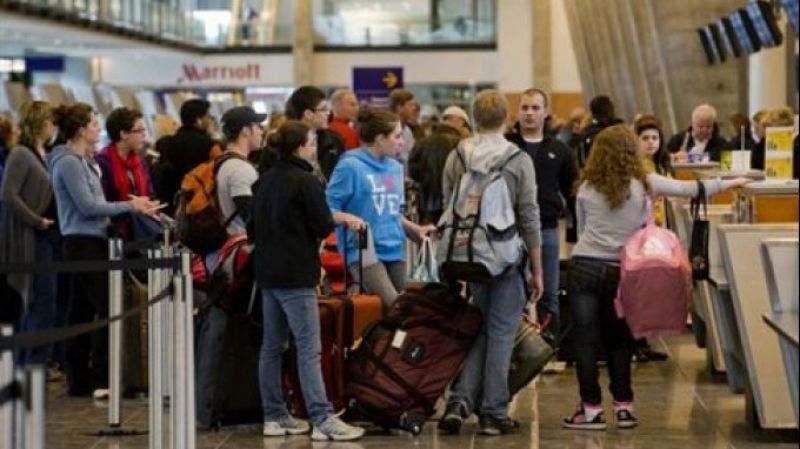 "Επέλαση" τουριστών στην Ελλάδα με τα φτερά αεροπορικών εταιρειών