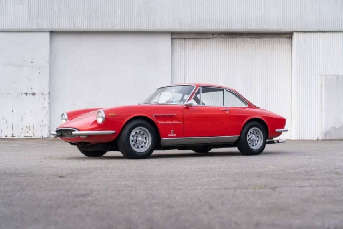 Μια vintage Ferrari 330 GTC στο δρόμο για το Scottsdale