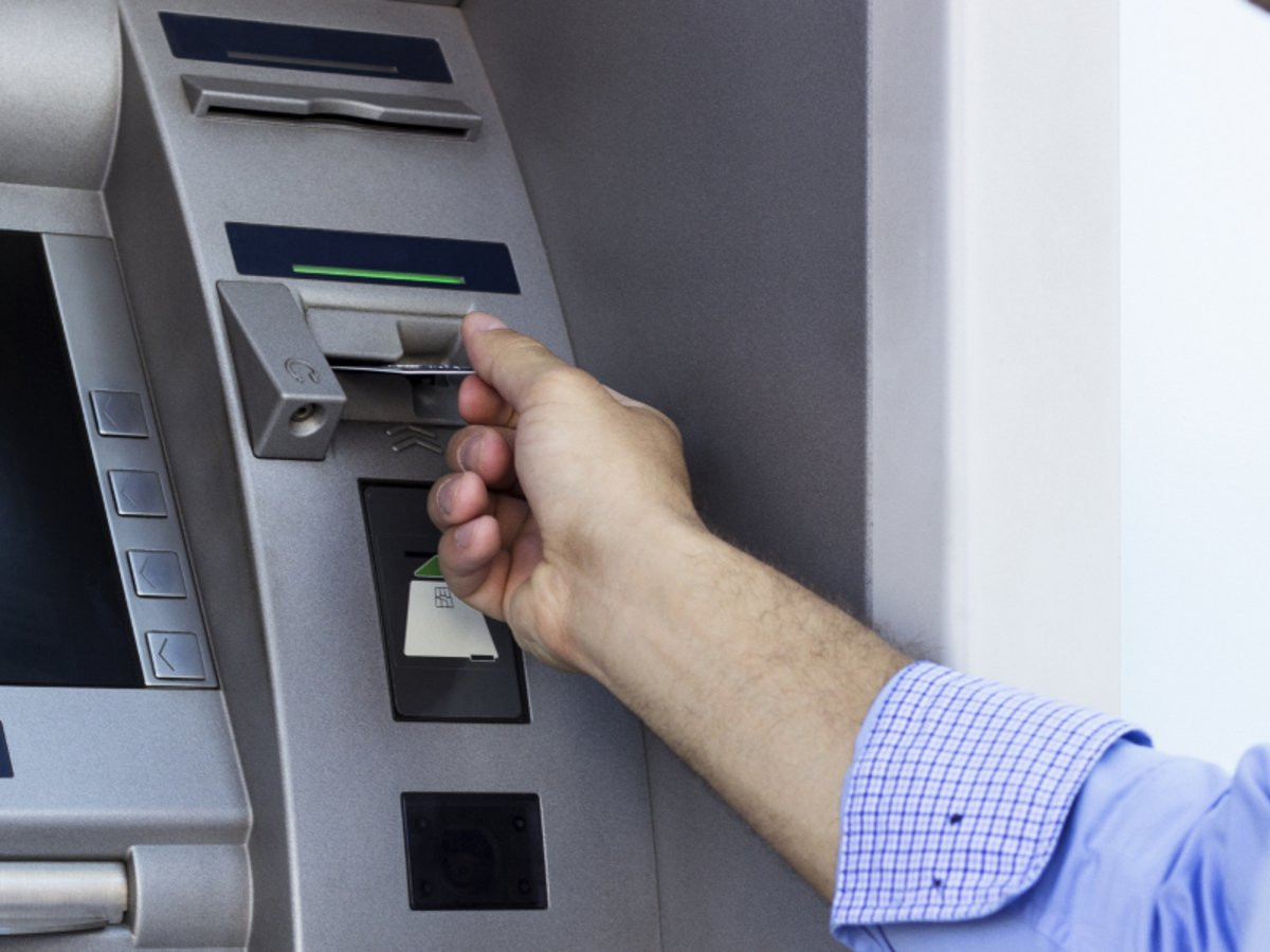 Οι προμήθειες που ζητά η κυβέρνηση να «κόψουν» οι τράπεζες