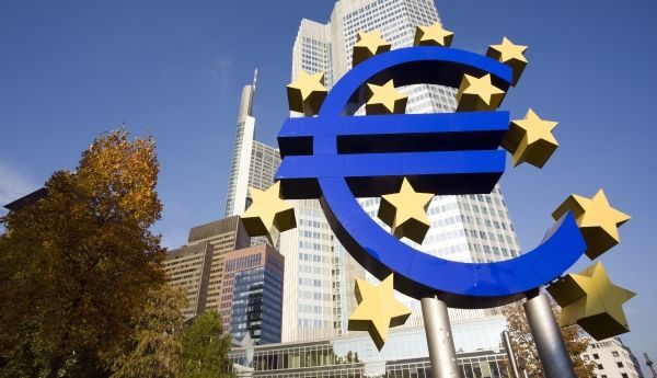 Bloomberg: Η Εποπτική Αρχή της ΕΚΤ βοήθησε τις ελληνικές τράπεζες