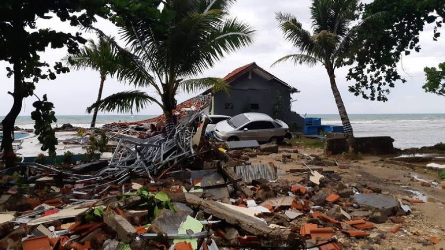 Πάνω από 370 νεκροί από το φονικό τσουνάμι στην Ινδονησία