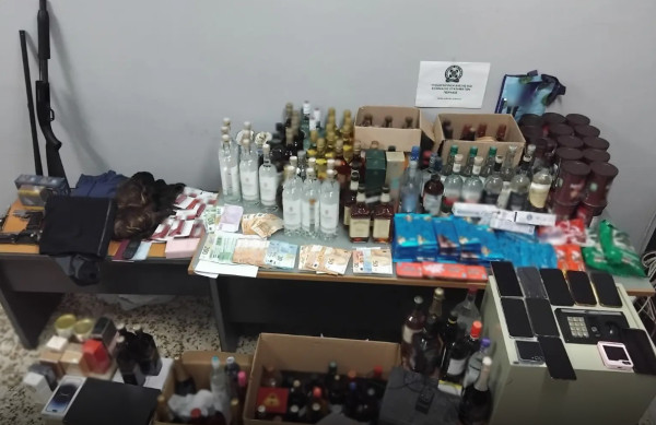 Εξαρθρώθηκε σπείρα που έκλεβε ποτά από καταστήματα στην Αττική
