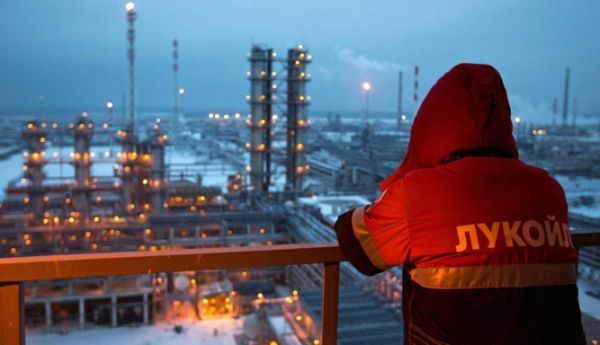 Κοντά σε ιστορικό ρεκόρ η παραγωγή πετρελαίου στη Ρωσία